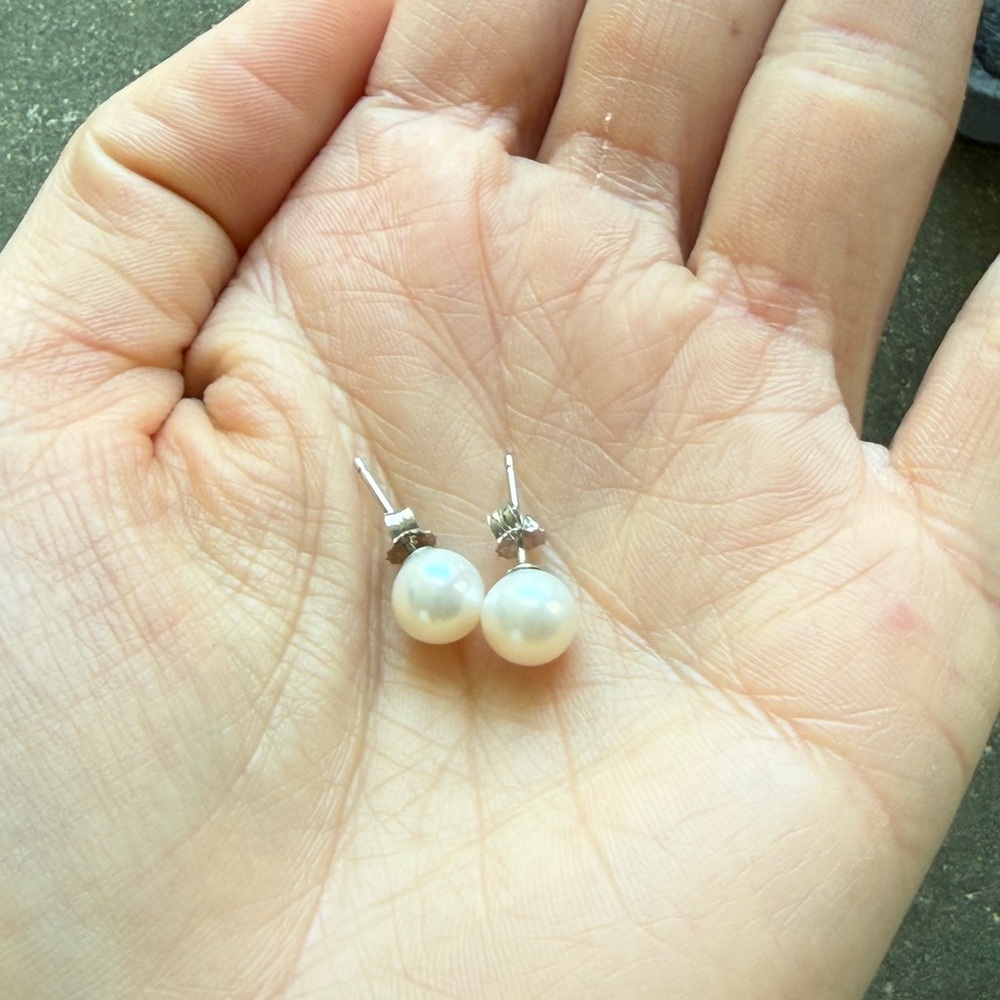 Real Pearl Stud Earrings - Picture 4 of 8